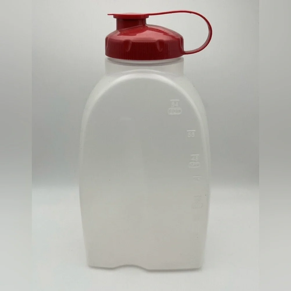 Rubbermaid 2 Quart Servin Saver Drink/Beverage Pitcher/Bottle Red/Maroon Lid
